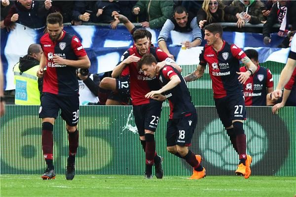 نيكولو باريلا مع لاعبي كالياري