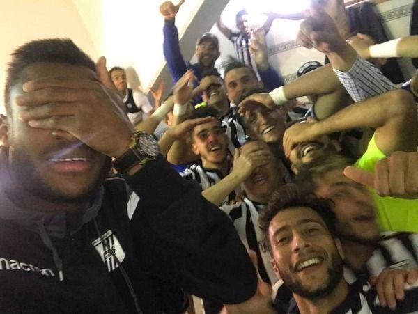 شواط يكرر الاحتفال في غرفة الملابس