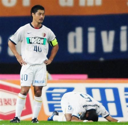 لاعبي كاشيما في حالة حزن بعد خسارتهم المفاجئة أمام البيريكس نيغاتا