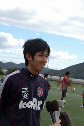 شينغو كوكيتا بقميص فريق أوكاياما