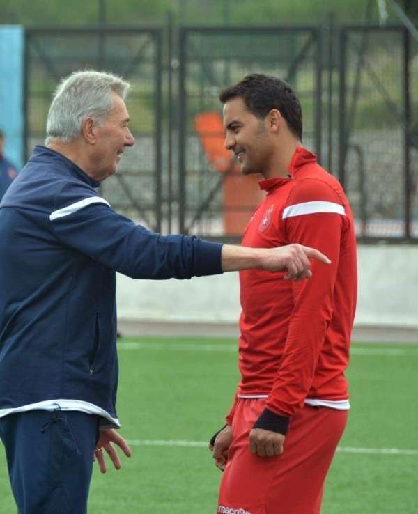 لومير يمرح مع اللاعبين