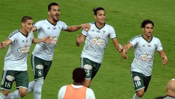 عمرو موسي مع لاعبي المصري