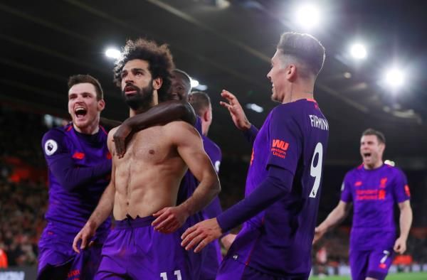 صلاح يحتفل بهدفه مع لاعبي ليفربول
