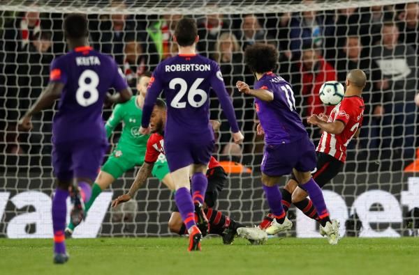 صلاح يسدد صوب مرمى ساوثهامبتون