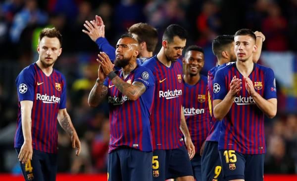  إيفان راكيتيتش مع لاعبي برشلونة 