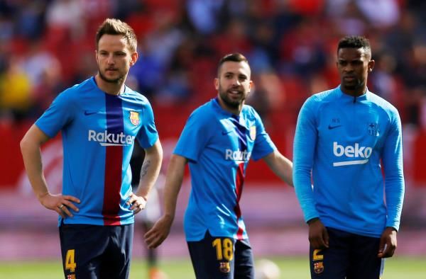 إيفان راكيتيتش مع لاعبي برشلونة