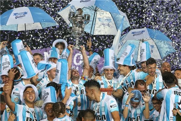 لاعبو راسينج يحتفلون باللقب