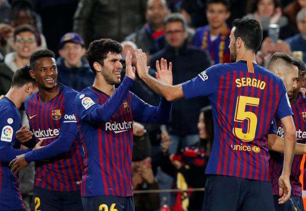  كارليس ألينيا مع لاعبي برشلونة