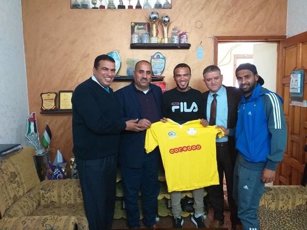 الحارس اياد ابو دياب وسط يرفع قميص شباب جباليا