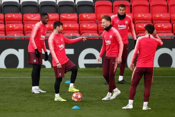 ديمبلي مع لاعبي برشلونة