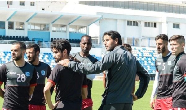 سعيد شيبة مع لاعبي شباب الحسيمة