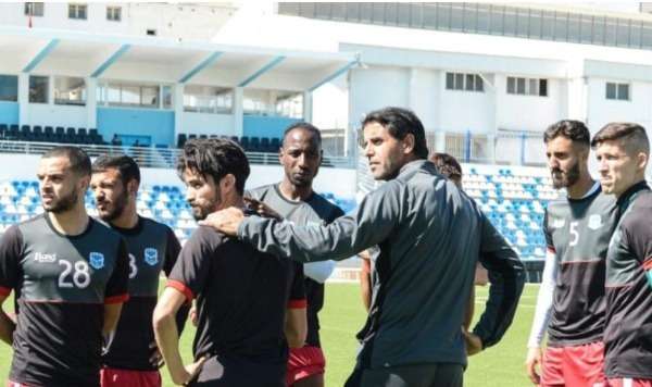 سعيد شيبة مع لاعبي شباب الحسيمة