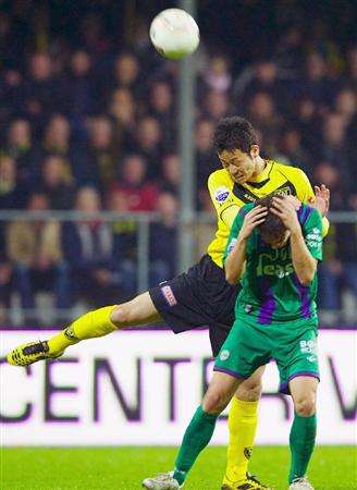 المدافع يوشيدا ( قميص الأصفر ) في مباراته الأولى بالدوري الهولندي