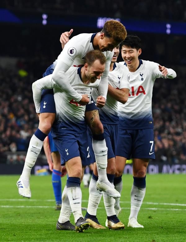 إريكسن مع لاعبي توتنهام 