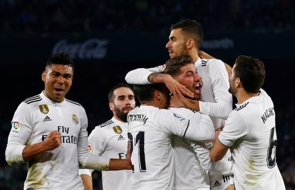 إبراهيم دياز مع لاعبي ريال مدريد