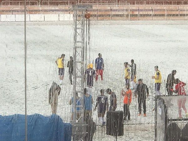 الثلج حال دون استمرار اللقاء