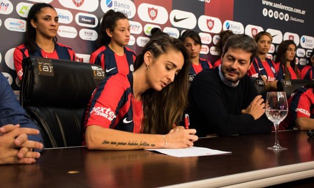  ماكارينا سانشيز توقع على عقد الاحتراف مع رئيس النادي