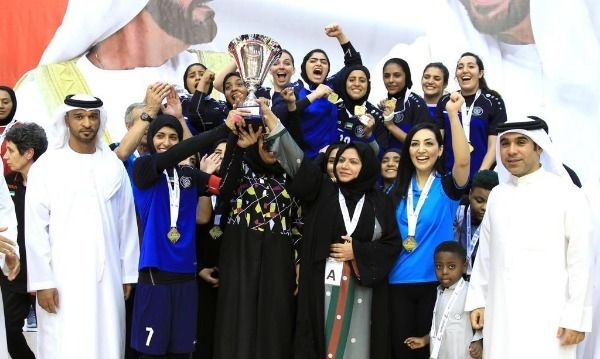 فريق السيدات يحمل الكأس