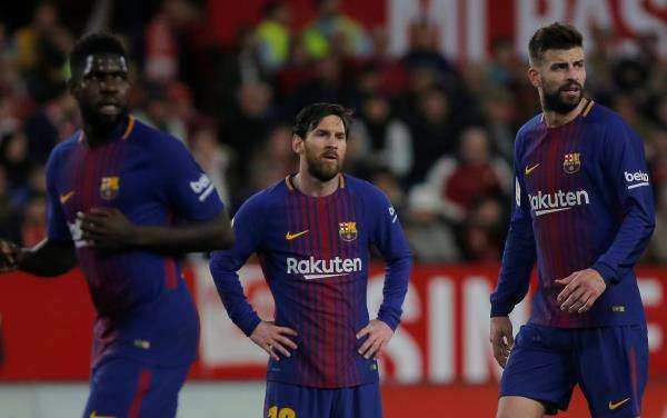 أومتيتي مع بيكيه وميسي