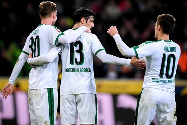 ستيندل يتوسط لاعبي مونشنجلادباخ 