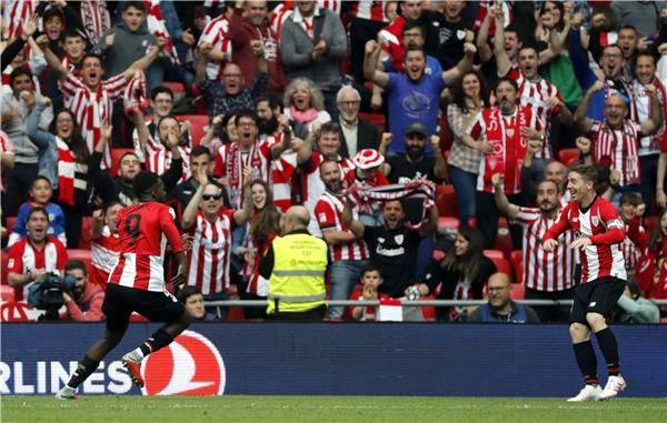 جانب من فرحة لاعبي أتلتيك بيلباو 