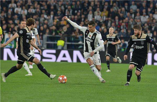 رونالدو فشل في فك الحصار الهولندي