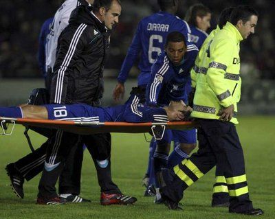 دي لاريد يحمل خارج الملعب بعد الاصابة