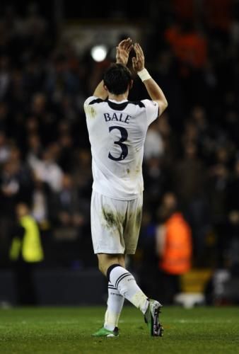 غاريث بال يحيي جماهير فريقه بعد الفوز على انترناسيونالي الايطالي