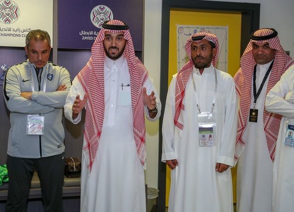 الأمير محمد بن فيصل (يمين)