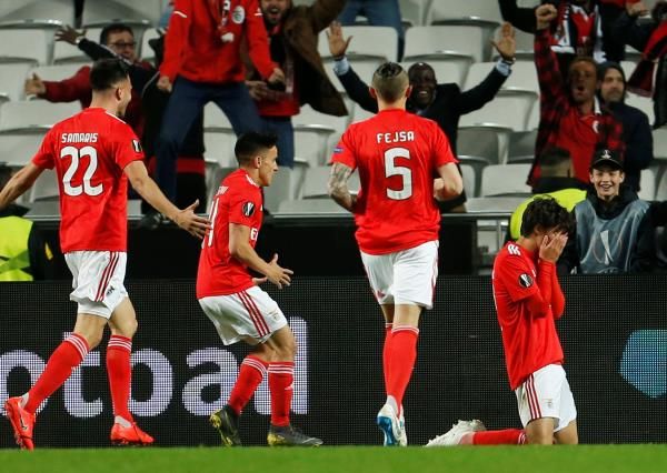 فيليكس مع لاعبي بنفيكا