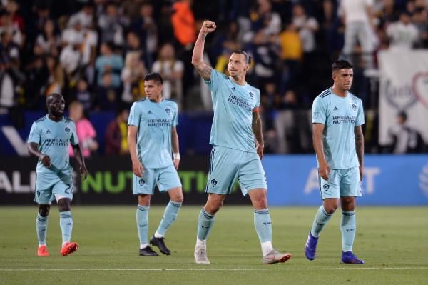 إبراهيموفيتش مع لاعبي جالاكسي 