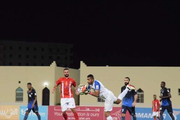 الدوري العماني يقترب من الحسم