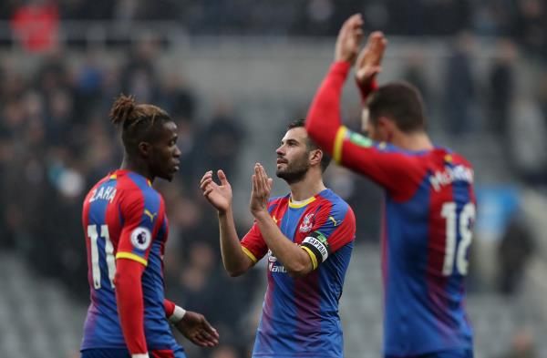 زاها مع لاعبي كريستال بالاس