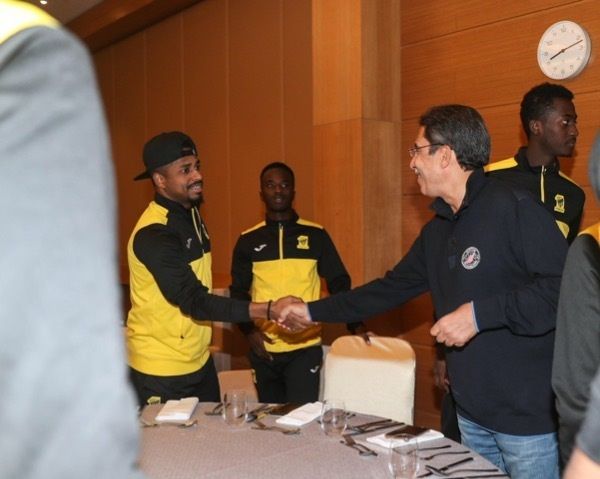 السويلم مع لاعبي الاتحاد