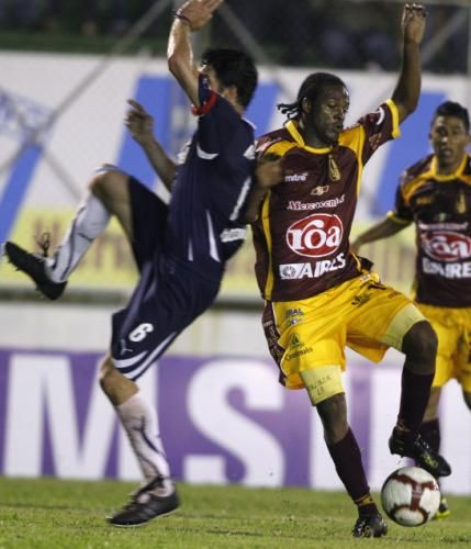 2010-11-04t024309z_01_jwv09_rtridsp_3_soccer-latam-sudamericana_reuters