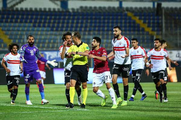 جانب من اعتراضات لاعبي الزمالك على الحكم