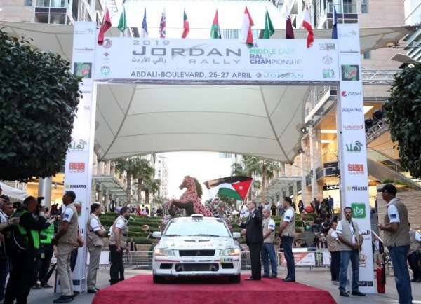 الأمير فيصل يعطي شارة الانطلاق