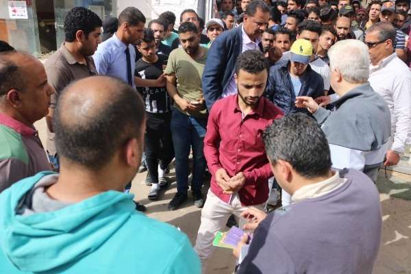 جانب من توزيع التذاكر