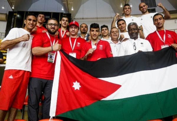 الكسبة وأعضاء المنتخب بعد تتويجه بالفضية