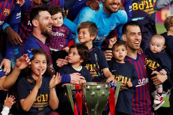 ميسي مع لاعبي برشلونة خلال التتويج أمس