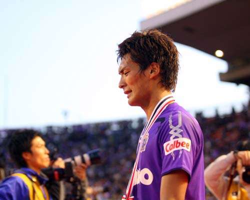 المدافع ماكينو يذرف الدموع بعد خسارته المباراة النهائية