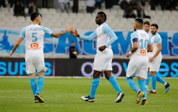 بالوتيلي مع لاعبي مارسيليا