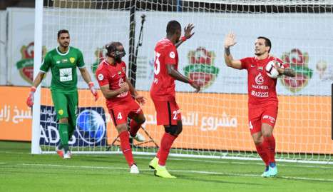 فيتشو مع لاعبي الأهلي