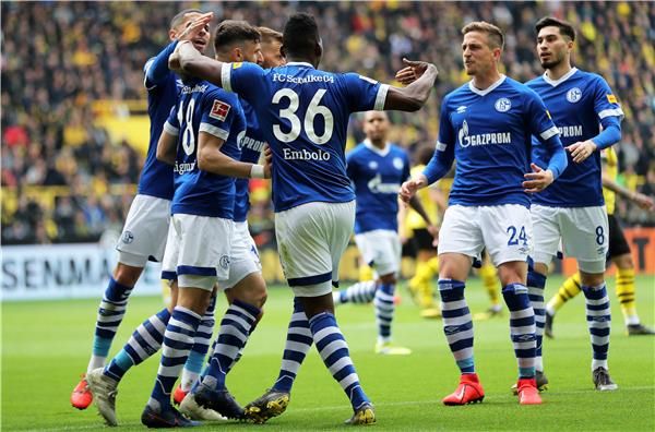 دانييل كاليوري مع لاعبي شالكه