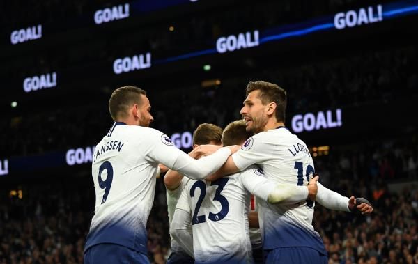 إريكسن مع لاعبي توتنهام