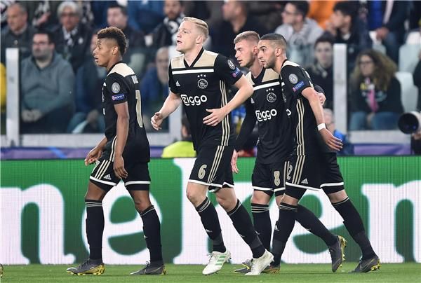 دي بيك مع فريقه