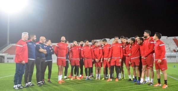 الشيخاوي خلال توجيه الرسالة مع لاعبي النجم