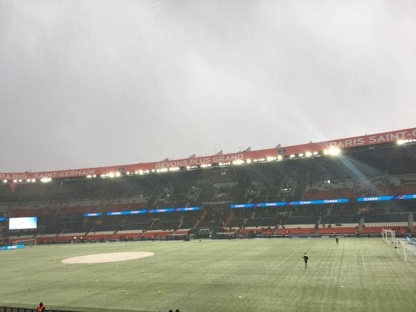 حديقة الأمراء قبل ساعة من المباراة