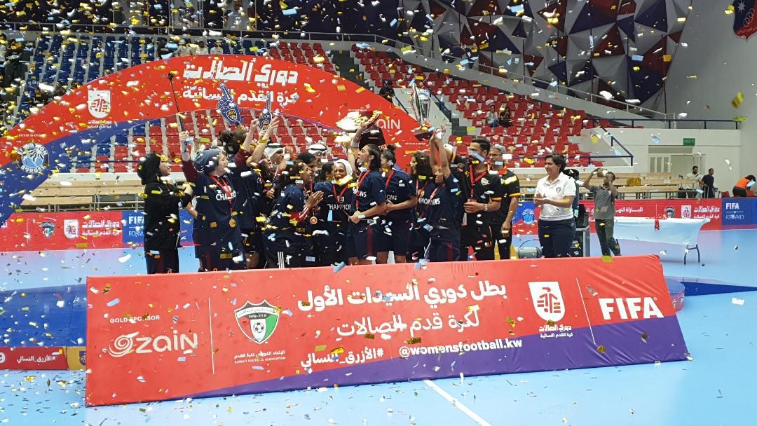 احتفال لاعبات فريق جاكوارز بلقب الدوري الكويتي