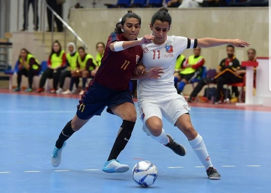 مريم بارون (يسار) مع لاعبة الكويت الرياضي فجر العامر